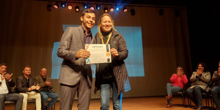 Secretaria Municipal do Trabalho entrega mais de 250 certificados de cursos profissionalizantes