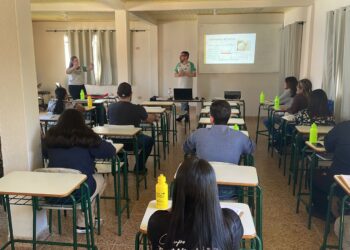 Pescadores participam de curso de educação financeira no litoral do Paraná