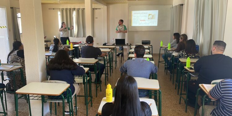 Pescadores participam de curso de educação financeira no litoral do Paraná