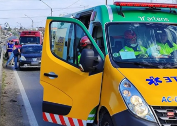 Mulher se joga de carro em movimento durante discussão com marido, que diz: ‘Briga por sogra’