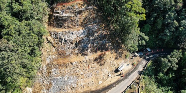 Obras na Estrada da Graciosa avançam e primeiros trechos devem ficar prontos neste mês