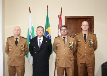 Autoridades civis prestigiam cerimônia militar em comemoração aos 169 anos da PMPR