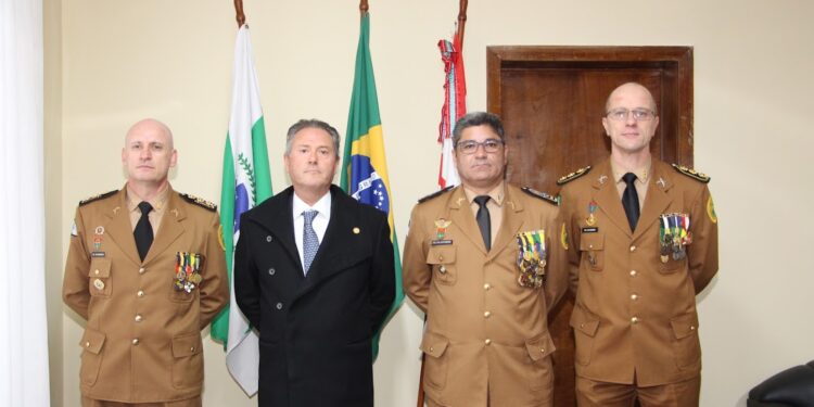 Autoridades civis prestigiam cerimônia militar em comemoração aos 169 anos da PMPR