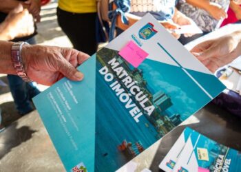 Prefeito Marcelo Roque faz entrega de Títulos de Propriedade para moradores da Ilha dos Valadares