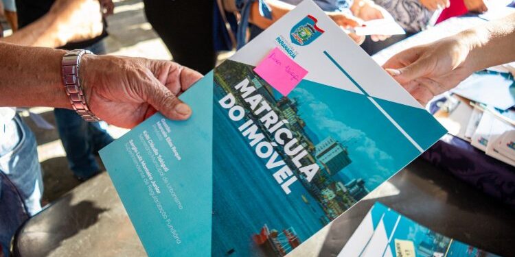 Prefeito Marcelo Roque faz entrega de Títulos de Propriedade para moradores da Ilha dos Valadares