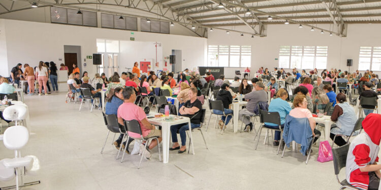 Festa da Primavera reuniu centenas de pessoas no Mega Rocio neste domingo (10)