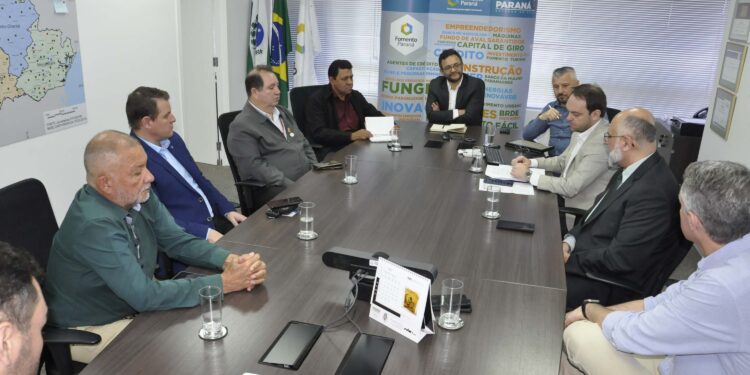 Fomento Paraná e Compagas discutem crédito e uso de GNV com representantes dos taxistas