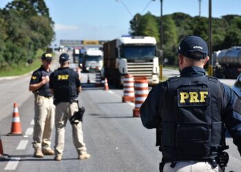 Força conjunta da PRF e do BPRv, no Paraná, bloquearam rodovias federais e estaduais, como prevenção. Foto: Divulgação/PRF