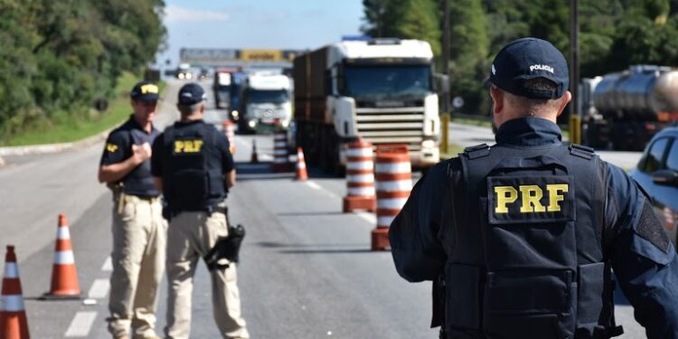 Força conjunta da PRF e do BPRv, no Paraná, bloquearam rodovias federais e estaduais, como prevenção. Foto: Divulgação/PRF