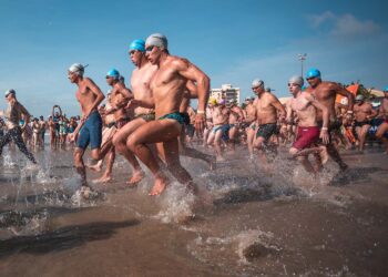 Natação em águas abertas, surf e pesca com caiaques agitam o Litoral neste fim de semana