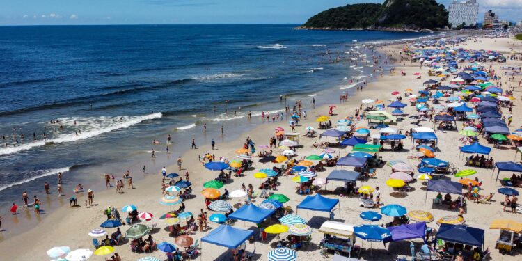Litoral do Paraná atendeu expectativas de mais de 90% dos turistas, mostra pesquisa