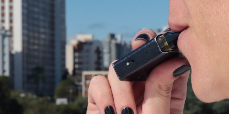 Estado alerta sobre riscos e proibições dos “vapes” e reforça disponibilidade de tratamento