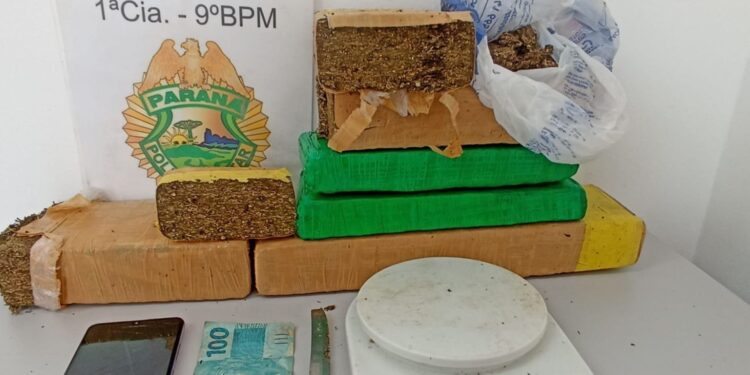 Policia Militar apreende quase 6kg de maconha em abordagem na região do Ribeirão, em Paranaguá