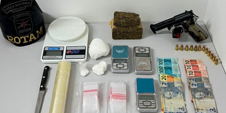 ROTAM apreende pistola, munições e mais de 500 gramas de entorpecentes no bairro Nilson Neves