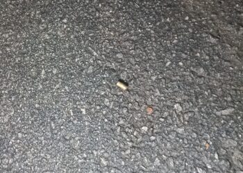 Discussão entre familiares termina com carro e portão de residência atingidos por tiros no bairro Vila Garcia