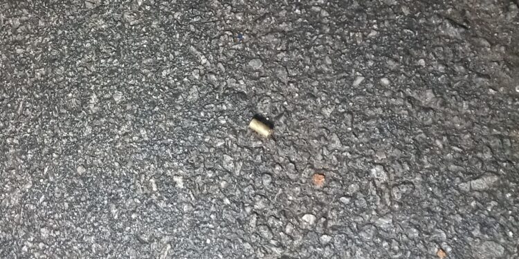 Discussão entre familiares termina com carro e portão de residência atingidos por tiros no bairro Vila Garcia