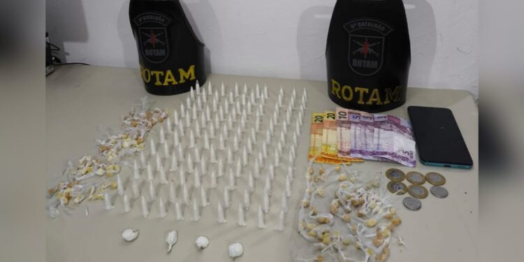 Polícia Militar apreende mais de 300 porções de entorpecentes no balneário Praia de Leste, em Pontal do Paraná