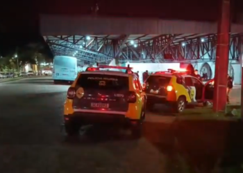 Criminosos armados rendem motorista e passageiros de ônibus em Paranaguá