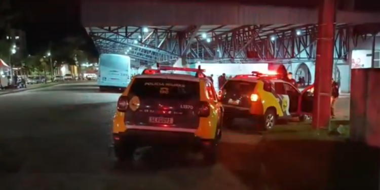 Criminosos armados rendem motorista e passageiros de ônibus em Paranaguá