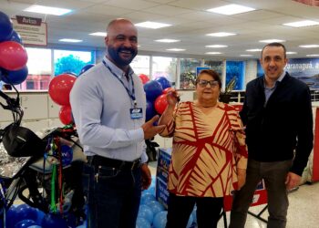 Legenda: Gerente do Hiper Condor Raia, Anderson Oliveira, ganhadora Marli Abreu Miranda, e diretor de marketing do Condor, Leonardo Franklin