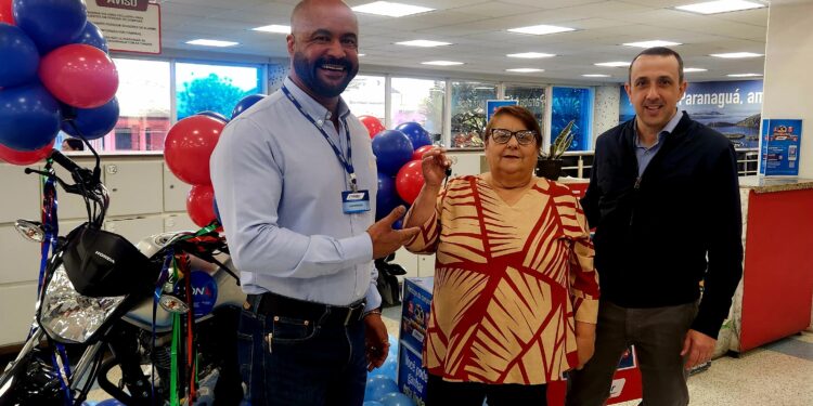 Legenda: Gerente do Hiper Condor Raia, Anderson Oliveira, ganhadora Marli Abreu Miranda, e diretor de marketing do Condor, Leonardo Franklin