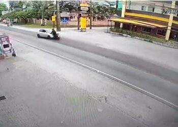 Colisão envolvendo carro e moto deixa mulher gravemente ferida em Pontal do Paraná