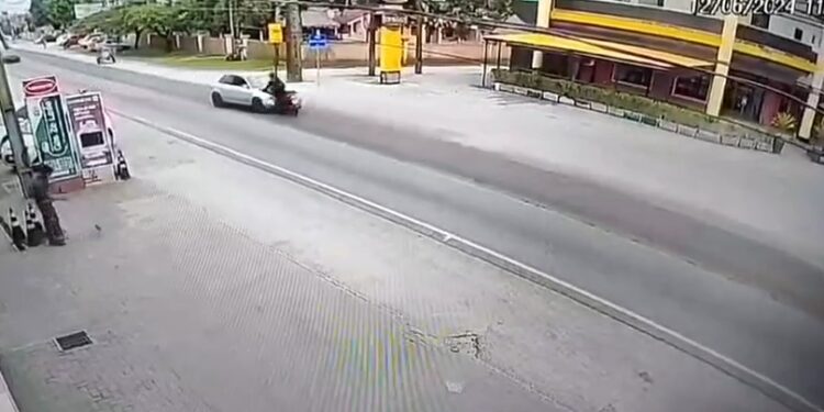 Colisão envolvendo carro e moto deixa mulher gravemente ferida em Pontal do Paraná