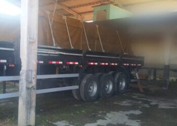 Carreta roubada é encontrada em barracão no bairro Vila Garcia