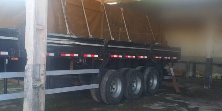 Carreta roubada é encontrada em barracão no bairro Vila Garcia