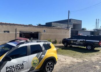 Mulher é encontrada morta dentro de casa