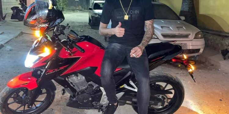 Jovem executado com tiro na nuca em frente a uma casa noturna em Paranaguá é identificado