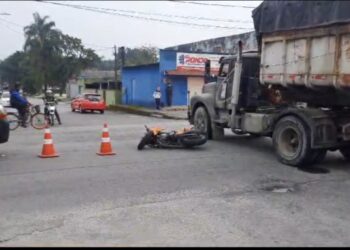 Colisão caminhão x moto deixa motociclista ferido no Jardim Samambaia