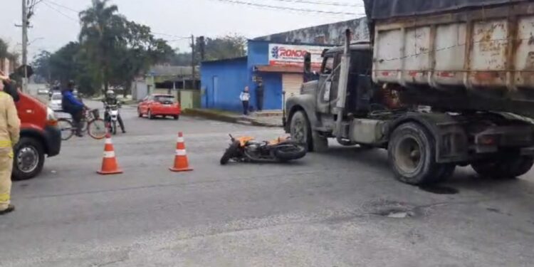 Colisão caminhão x moto deixa motociclista ferido no Jardim Samambaia