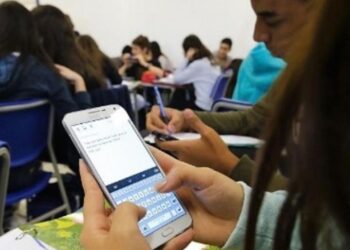 Foto Destaque: Projeto de Lei propõe restrição ao uso de celulares em aulas externas nas escolas públicas. Reprodução/MegaCidade