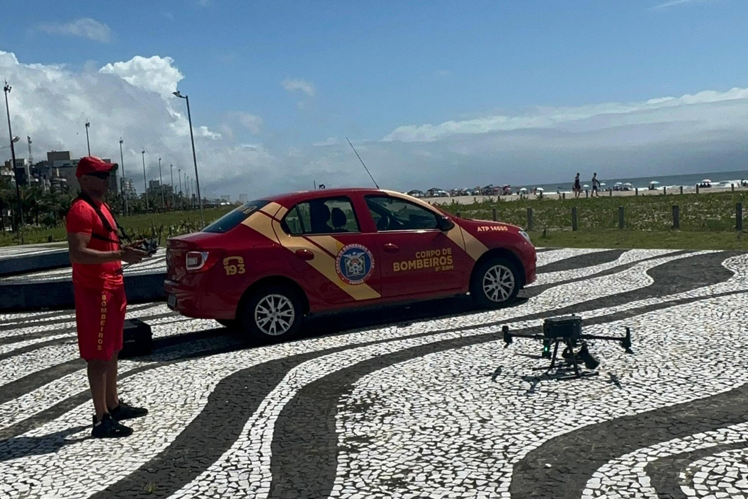 Bombeiros usam drones de alta tecnologia para reforçar proteção de banhistas no LitoralFoto: CBMPR