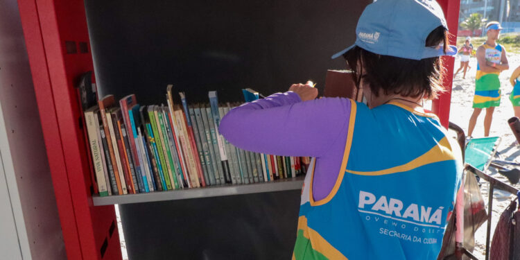 Praia e leitura: Biblioteca Pública promove doações e empréstimos no Verão Maior