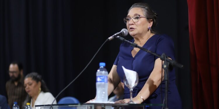 Rozane Osaki toma posse como prefeita de Antonina