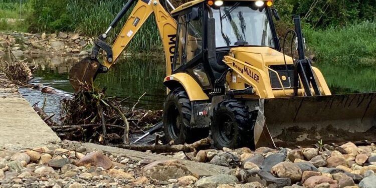 Secretaria de Infraestrutura realiza manutenção da Ponte Molhada