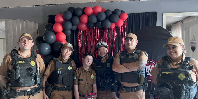 Fã mirim da PMPR ganha festa especial durante Operação Verão