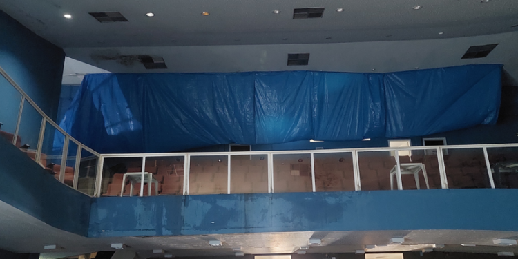 Sucateado e oferecendo risco ao público, Teatro Municipal Rachel Costa é interditado pela Prefeitura