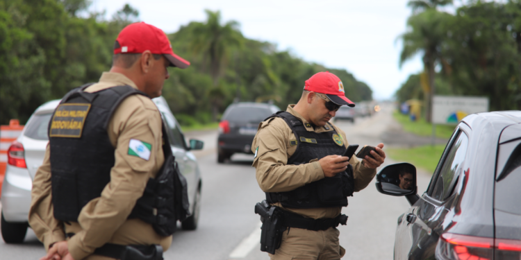 Em Guaratuba, PMPR apreende drogas em fiscalização na PR-412 com apoio de cão farejador