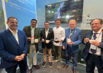 Famosos, autoridades e turistas estrangeiros provam barreado e bala de banana em feira europeia