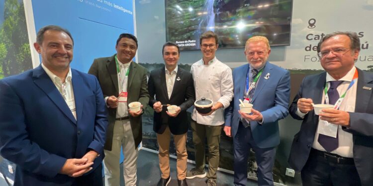 Famosos, autoridades e turistas estrangeiros provam barreado e bala de banana em feira europeia