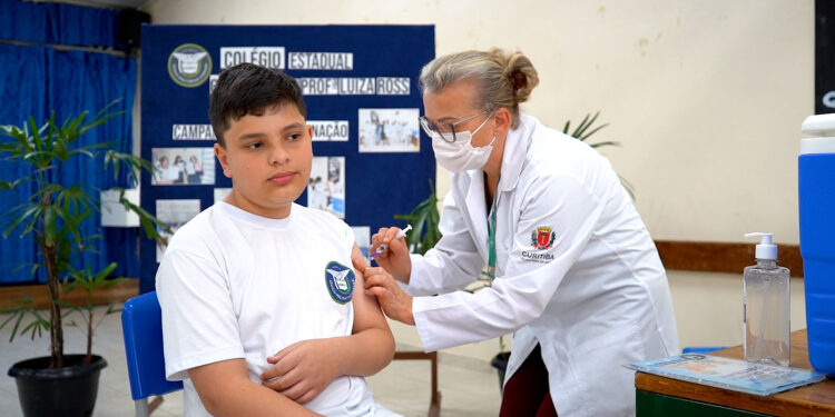 Perto da volta às aulas, Secretaria da Saúde reforça a importância da vacinação