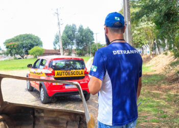 Detran-PR regulamenta uso de tecnologias embarcadas em veículos de autoescolas