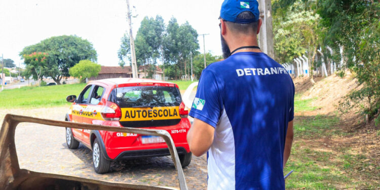 Detran-PR regulamenta uso de tecnologias embarcadas em veículos de autoescolas