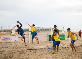 A praia de Matinhos foi o palco da última etapa do Circuito Paranaense de Handebol de Areia, cujos jogos finais foram disputados neste domingo (19), dentro da programação do Verão Maior Paraná e dos Jogos de Aventura e Natureza Foto: Arnaldo Neto/AEN e Amanda Cristina Borges/SEES-PR
