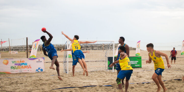 A praia de Matinhos foi o palco da última etapa do Circuito Paranaense de Handebol de Areia, cujos jogos finais foram disputados neste domingo (19), dentro da programação do Verão Maior Paraná e dos Jogos de Aventura e Natureza Foto: Arnaldo Neto/AEN e Amanda Cristina Borges/SEES-PR