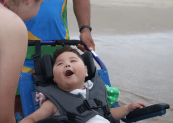 Praia Acessível garante banho de mar de aniversário a criança; 406 pessoas usaram o programa