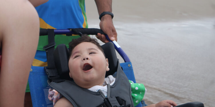Praia Acessível garante banho de mar de aniversário a criança; 406 pessoas usaram o programa